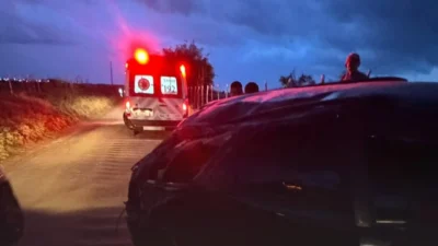 Carro capota em Filadélfia após desvio de motocicleta