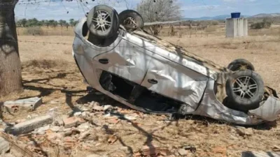 Carro bate em muro e deixa três feridos na BA-381 em Filadélfia