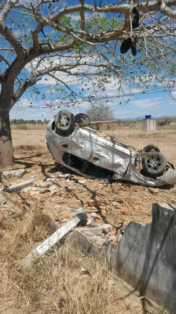 Acidente na BA-381 deixa três pessoas feridas após carro colidir contra muro de chácara