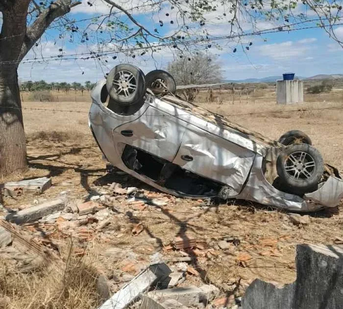 Acidente na BA-381 deixa três pessoas feridas após carro colidir contra muro de chácara