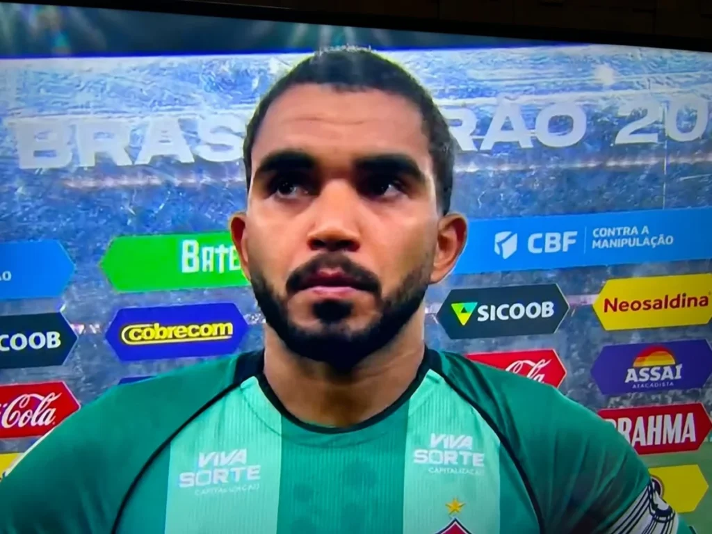 Arcanjo valoriza ponto conquistado pelo Vitória fora de casa: "Sabemos da nossa força"