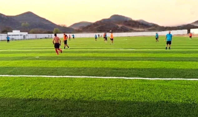 Atletas ‘invadem’ estádio antes da inauguração em Andorinha após demora na entrega da obra