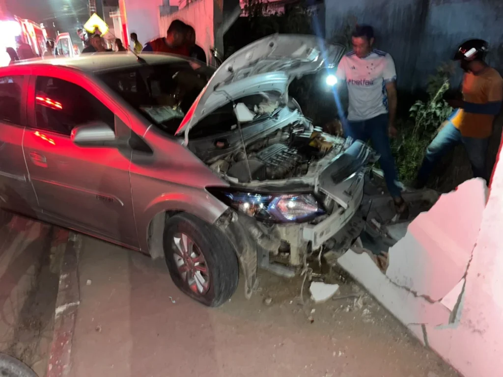 Coité – Motorista passa mal ao volante, atinge moto e bate em muro; cinco pessoas são socorridas, mas condutor morre no hospital