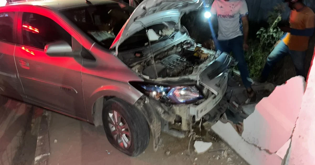 Coité – Motorista passa mal ao volante, atinge moto e bate em muro; cinco pessoas são socorridas, mas condutor morre no hospital