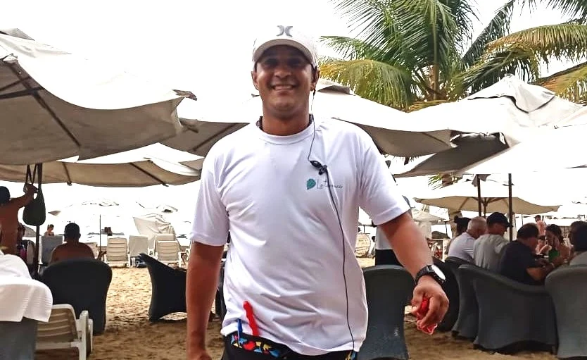 Garçom natural de Queimadas aprende idiomas com turistas de vários países e já se considera um poliglota em Morro de São Paulo
