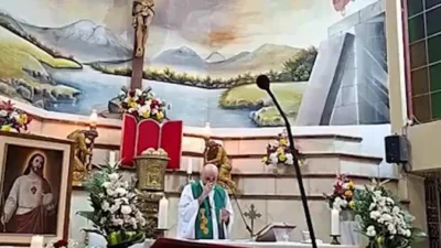 Padre morre após cruz cair em missa ao vivo em Guayaquil