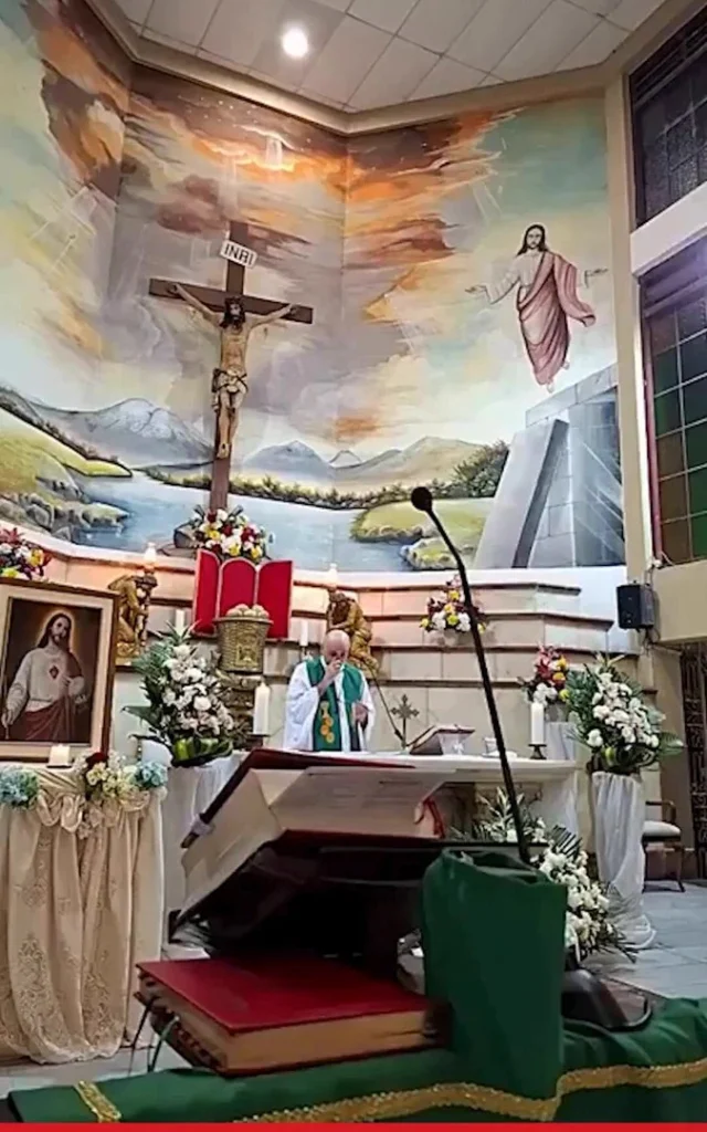 Cruz de madeira atrás do altar durante missa transmitida ao vivo