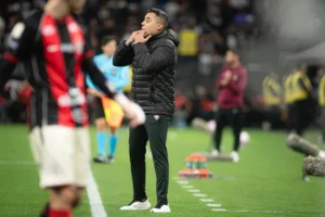 Jair Ventura minimiza desempenho do Vitória como visitante na Série A