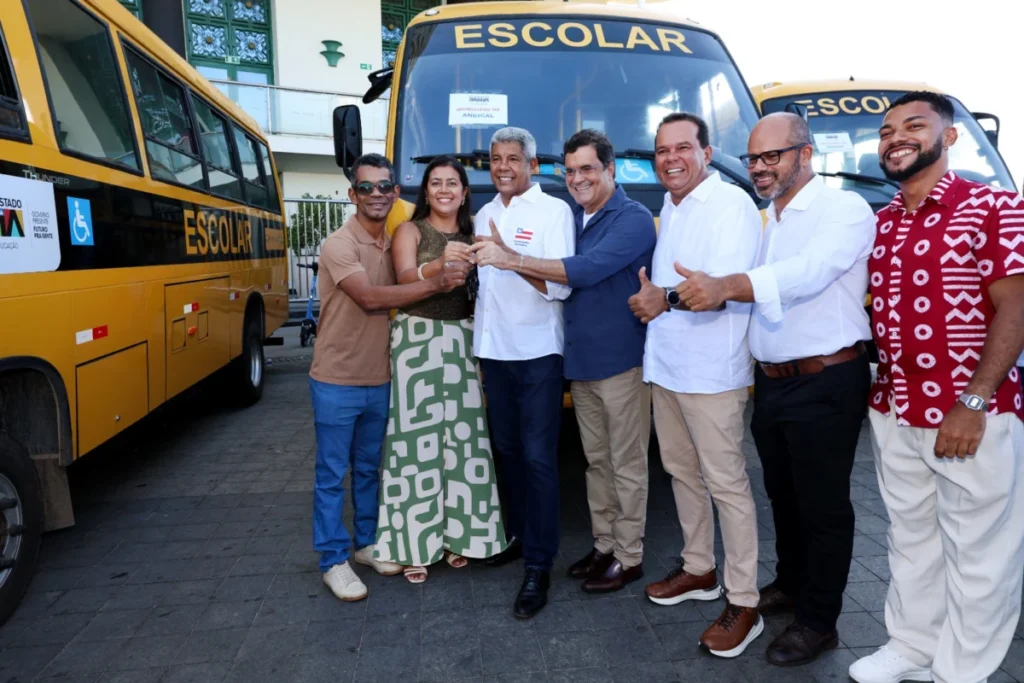 Jerônimo Rodrigues entrega 101 ônibus escolares rurais para ampliar transporte de estudantes em municípios baianos