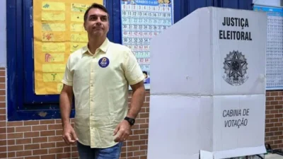 Maior doador de Flávio Bolsonaro tem contratos milionários com prefeituras baianas