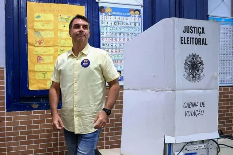 Maior doador de Flávio Bolsonaro tem contratos milionários com prefeituras baianas