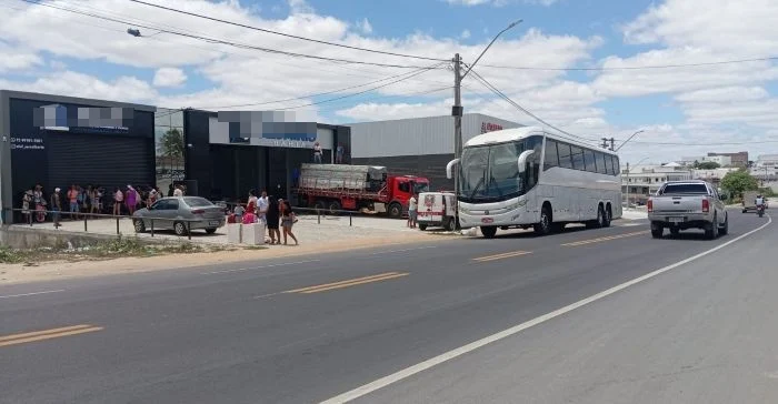 Ônibus de turismo que saiu de Salvador para parque aquático em Coité tem princípio de incêndio