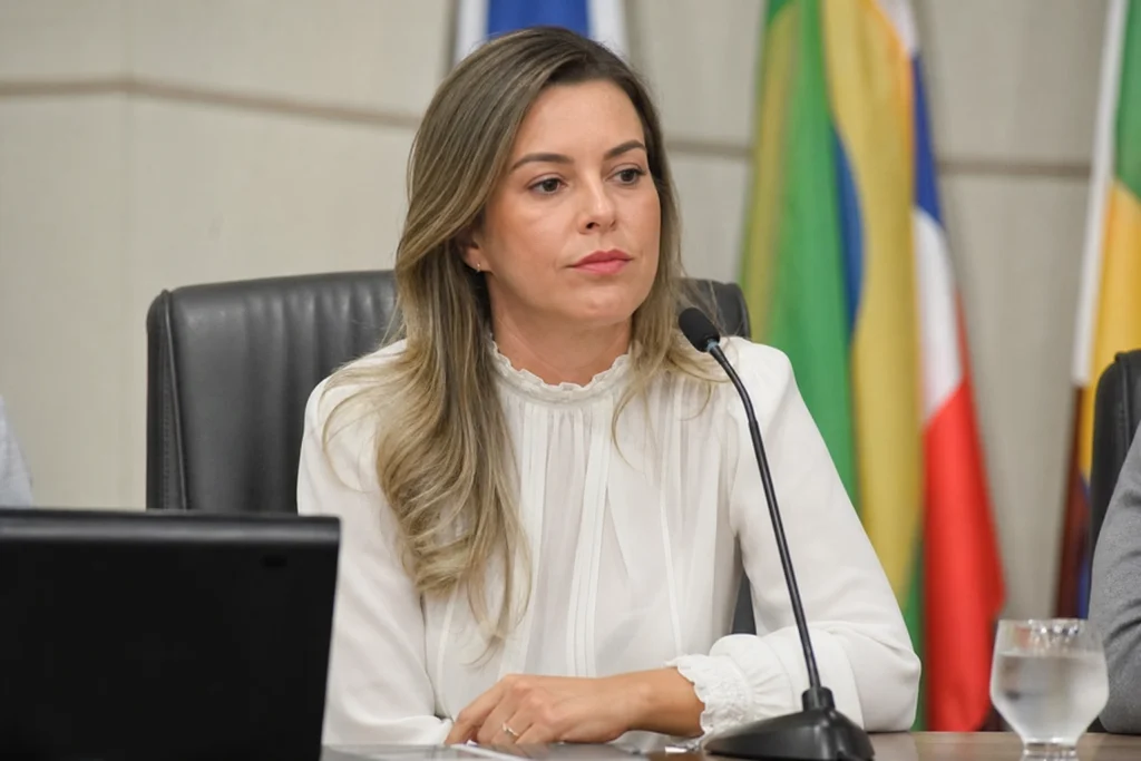 Primeira-dama de Jequié que compartilhou texto associando eleitores de Lula a ‘maconheiros’ é exonerada de Secretaria de Saúde